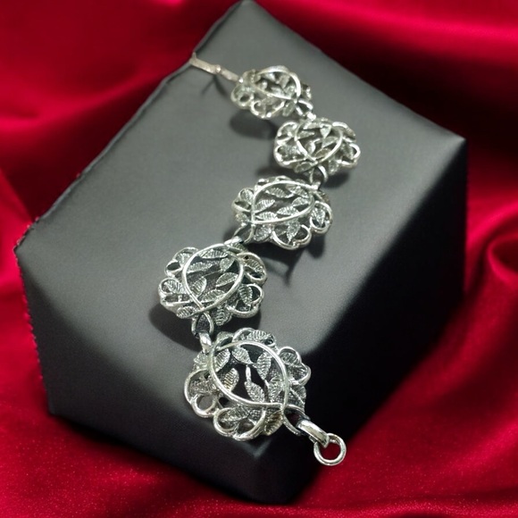 Vintage 5-Panel Silver Tone Leaf Bracelet - Picture 3 of 9